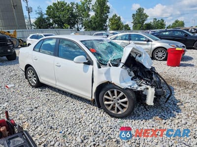 Czwarte zdjęcie samochodu z boku: 2010 VOLKSWAGEN JETTA LIMITED VIN:3VWAX7AJ5AM102793 - miniatura