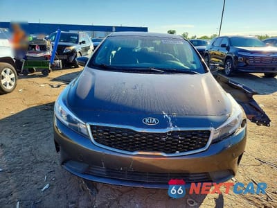 Piąte zdjęcie samochodu w środku: 2018 KIA FORTE LX VIN:3KPFL4A76JE178671 - miniatura