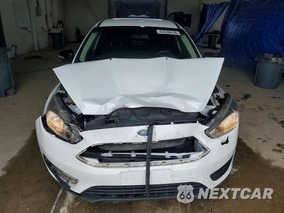 Piąte zdjęcie samochodu w środku: 2018 FORD FOCUS S VIN:1FADP3E28JL215883 - miniatura