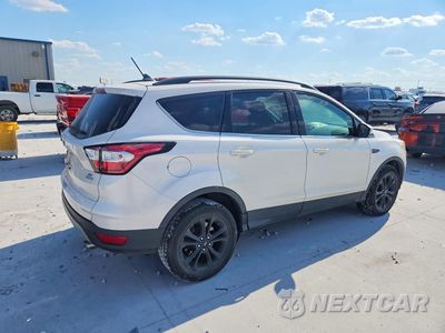 Trzecie zdjęcie samochodu z tyłu: 2018 FORD ESCAPE SE VIN:1FMCU0GD1JUA83342 - miniatura