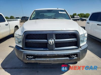 Piąte zdjęcie samochodu w środku: 2018 RAM 2500 ST VIN:3C6UR5HLXJG364742 - miniatura
