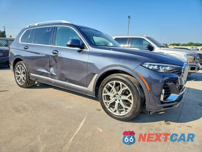 Czwarte zdjęcie samochodu z boku: 2020 BMW X7 XDRIVE40I VIN:5UXCW2C00L9B71495 - miniatura