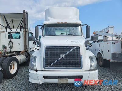 Piąte zdjęcie samochodu w środku: 2017 VOLVO VNL SEMI TRUCK VIN:4V4N39TG9HN988182 - miniatura