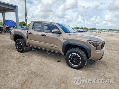 Czwarte zdjęcie samochodu z boku: 2026 TOYOTA TACOMA TRD OFF-ROAD HV VIN:3TYLC5LN6TT062632 - miniatura