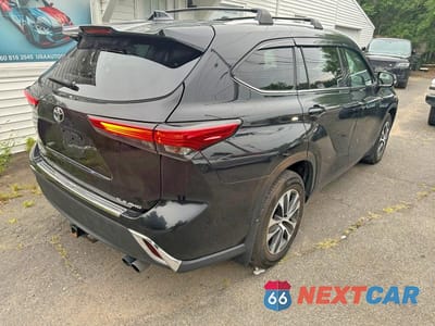 Trzecie zdjęcie samochodu z tyłu: 2022 TOYOTA HIGHLANDER XLE VIN:5TDGZRBH5NS217155 - miniatura