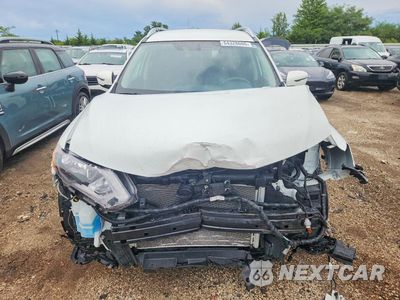 Piąte zdjęcie samochodu w środku: 2017 NISSAN ROGUE SV VIN:KNMAT2MT7HP608581 - miniatura