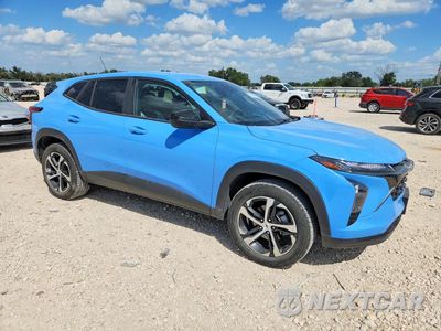 Czwarte zdjęcie samochodu z boku: 2024 CHEVROLET TRAX 1RS VIN:KL77LGE27RC106852 - miniatura