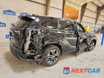 Trzecie zdjęcie samochodu z tyłu: 2026 TOYOTA HIGHLANDER XLE VIN:5TDKDRBH1TS611158 - miniatura