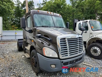 Czwarte zdjęcie samochodu z boku: 2017 FREIGHTLINER CASCADIA 113 SEMI TRUCK VIN:1FUBGBDVXHLHH2528 - miniatura
