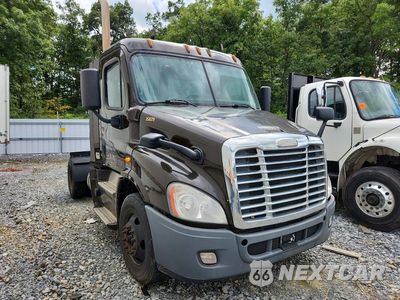 Czwarte zdjęcie samochodu z boku: 2017 FREIGHTLINER CASCADIA 113 SEMI TRUCK VIN:1FUBGBDVXHLHH2528 - miniatura