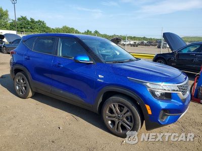 Czwarte zdjęcie samochodu z boku: 2023 KIA SELTOS LX VIN:KNDEPCAA6P7417781 - miniatura
