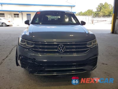Piąte zdjęcie samochodu w środku: 2024 VOLKSWAGEN TIGUAN SEL R-LINE BLACK VIN:3VV4B7AX3RM084486 - miniatura