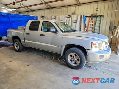 Czwarte zdjęcie samochodu z boku: 2008 DODGE DAKOTA QUAD SLT VIN:1D7HE48K58S500582 - miniatura