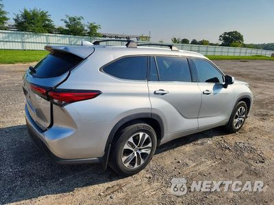 Trzecie zdjęcie samochodu z tyłu: 2022 TOYOTA HIGHLANDER XLE VIN:5TDGZRBH1NS561131 - miniatura
