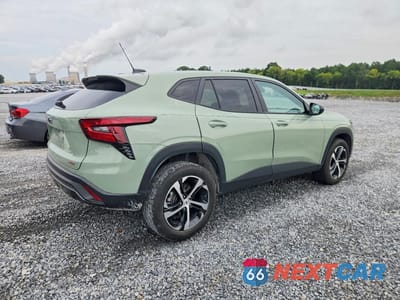 Trzecie zdjęcie samochodu z tyłu: 2024 CHEVROLET TRAX 1RS VIN:KL77LGE27RC090698 - miniatura