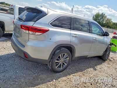 Trzecie zdjęcie samochodu z tyłu: 2017 TOYOTA HIGHLANDER XLE VIN:5TDKZRFH6HS223751 - miniatura