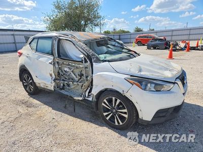 Czwarte zdjęcie samochodu z boku: 2018 NISSAN KICKS SV VIN:3N1CP5CU1JL516637 - miniatura