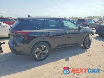 Trzecie zdjęcie samochodu z tyłu: 2026 NISSAN ROGUE SV VIN:5N1BT3BA2TC746472 - miniatura
