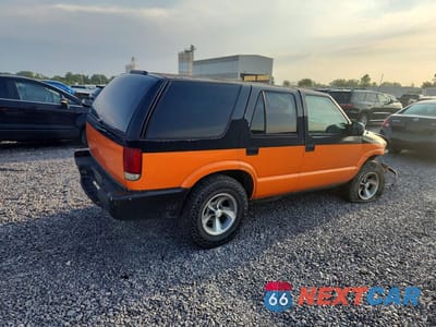 Trzecie zdjęcie samochodu z tyłu: 2001 CHEVROLET BLAZER VIN:1GNDT13W61K209397 - miniatura