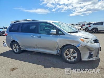 Czwarte zdjęcie samochodu z boku: 2018 TOYOTA SIENNA LE VIN:5TDKZ3DC8JS945152 - miniatura