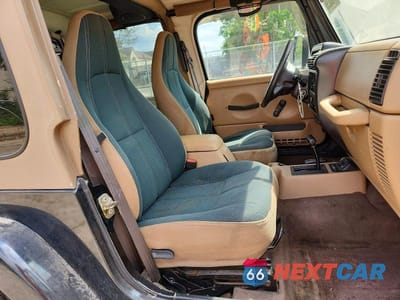 Zdjęcie 10 z 12 samochodu: 2000 JEEP WRANGLER / TJ SAHARA VIN:1J4FA59S6YP778745 - miniatura