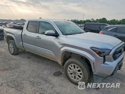 Czwarte zdjęcie samochodu z boku: 2025 TOYOTA TACOMA SR5 VIN:3TMLB5JN2SM096115 - miniatura