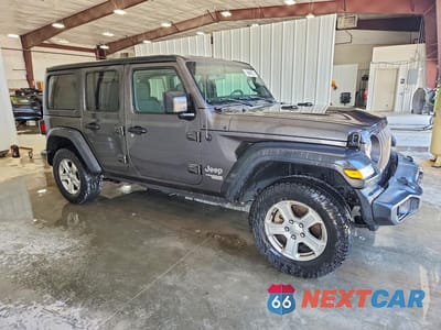 Czwarte zdjęcie samochodu z boku: 2020 JEEP WRANGLER UNLIMITED SPORT VIN:1C4HJXDN6LW257437 - miniatura
