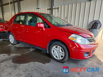 Czwarte zdjęcie samochodu z boku: 2010 NISSAN VERSA 1.8 S VIN:3N1BC1AP0AL381079 - miniatura