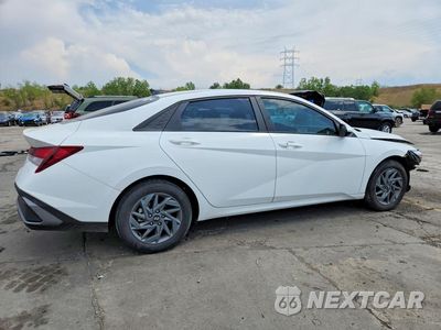 Trzecie zdjęcie samochodu z tyłu: 2024 HYUNDAI ELANTRA SEL VIN:KMHLM4DG4RU840641 - miniatura