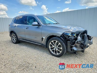 Czwarte zdjęcie samochodu z boku: 2025 BMW X5 XDRIVE40I VIN:5UX23EU01S9Z42899 - miniatura