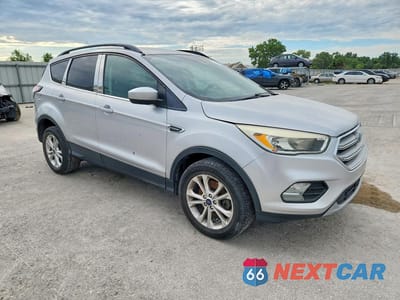 Czwarte zdjęcie samochodu z boku: 2018 FORD ESCAPE SE VIN:1FMCU9GD4JUB36295 - miniatura