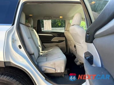 Piąte zdjęcie samochodu w środku: 2018 TOYOTA HIGHLANDER LE VIN:5TDBZRFH3JS891836 - miniatura