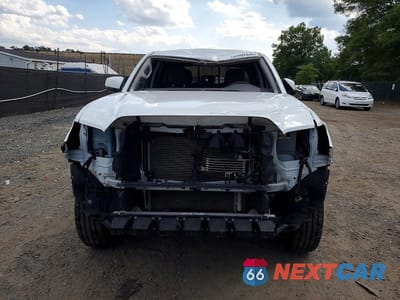 Piąte zdjęcie samochodu w środku: 2019 TOYOTA TACOMA SR V6 VIN:3TMCZ5AN7KM263547 - miniatura