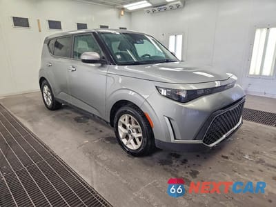 Czwarte zdjęcie samochodu z boku: 2023 KIA SOUL LX VIN:KNDJ23AU4P7876749 - miniatura