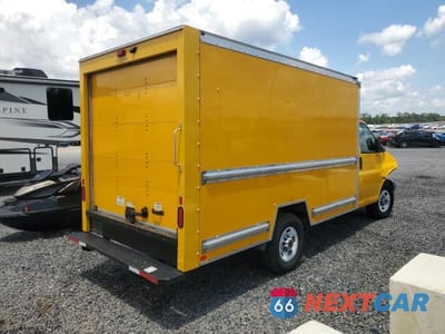 Trzecie zdjęcie samochodu z tyłu: 2022 GMC SAVANA BOX TRUCK VIN:1GD07RFP9N1162825 - miniatura