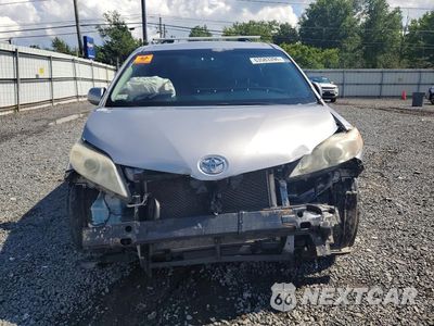 Piąte zdjęcie samochodu w środku: 2015 TOYOTA SIENNA XLE 8-PASSENGER VIN:5TDYK3DC8FS578596 - miniatura