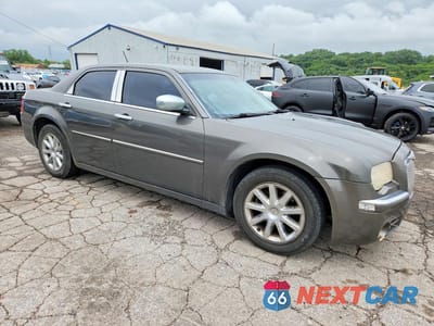 Czwarte zdjęcie samochodu z boku: 2008 CHRYSLER 300 LIMITED VIN:2C3KA33G38H119852 - miniatura