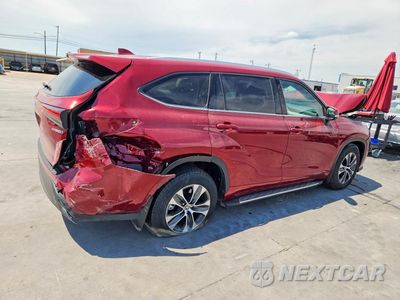 Trzecie zdjęcie samochodu z tyłu: 2022 TOYOTA HIGHLANDER HYBRID XLE VIN:5TDGARAH9NS515281 - miniatura