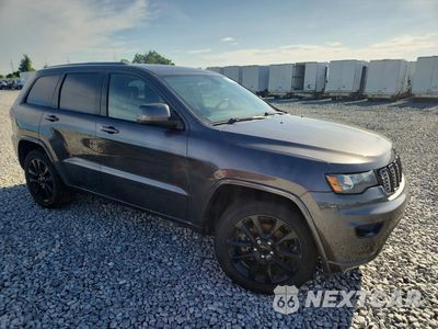 Czwarte zdjęcie samochodu z boku: 2020 JEEP GRAND CHEROKEE LAREDO VIN:1C4RJEAG4LC181510 - miniatura