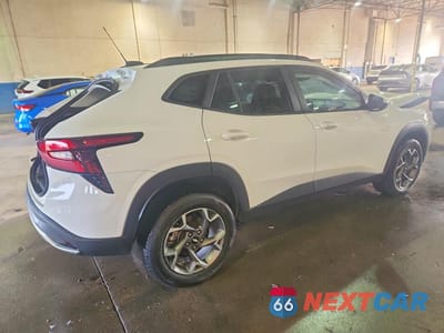 Trzecie zdjęcie samochodu z tyłu: 2025 CHEVROLET TRAX 1LT VIN:KL77LHEP5SC230948 - miniatura