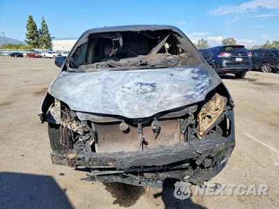 Piąte zdjęcie samochodu w środku: 2018 TOYOTA SIENNA XLE 8-PASSENGER VIN:5TDYZ3DC8JS930144 - miniatura