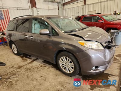 Czwarte zdjęcie samochodu z boku: 2015 TOYOTA SIENNA XLE 8-PASSENGER VIN:5TDYK3DC7FS590139 - miniatura
