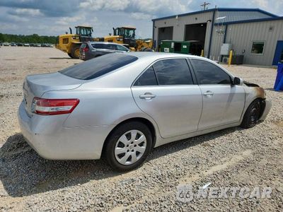 Trzecie zdjęcie samochodu z tyłu: 2010 TOYOTA CAMRY LE VIN:4T1BF3EK8AU025821 - miniatura