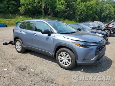 Czwarte zdjęcie samochodu z boku: 2026 TOYOTA COROLLA CROSS L VIN:7MUAAABG7TV162040 - miniatura