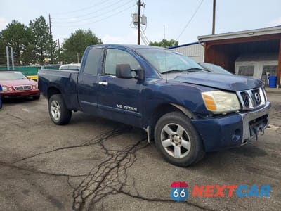 Czwarte zdjęcie samochodu z boku: 2006 NISSAN TITAN XE VIN:1N6AA06B76N555949 - miniatura
