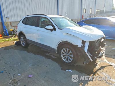 Czwarte zdjęcie samochodu z boku: 2019 VOLKSWAGEN TIGUAN S VIN:3VV1B7AX3KM116491 - miniatura