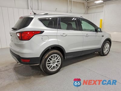Trzecie zdjęcie samochodu z tyłu: 2019 FORD ESCAPE TITANIUM VIN:1FMCU0J97KUA35754 - miniatura
