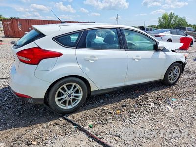 Trzecie zdjęcie samochodu z tyłu: 2017 FORD FOCUS SE VIN:1FADP3K28HL327047 - miniatura
