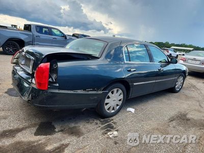 Trzecie zdjęcie samochodu z tyłu: 2003 LINCOLN TOWN CAR CARTIER VIN:1LNHM83W43Y629414 - miniatura