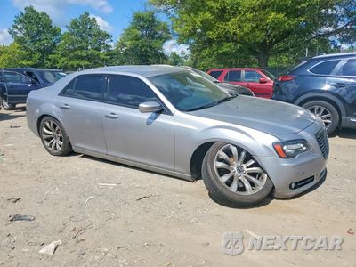 Czwarte zdjęcie samochodu z boku: 2014 CHRYSLER 300 S VIN:2C3CCABG3EH357099 - miniatura